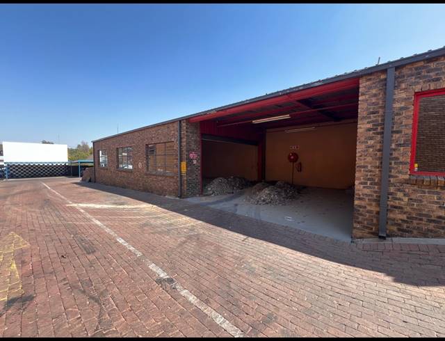 180M² WAREHOUSE TO LET IN FONTAINEBLEAU
